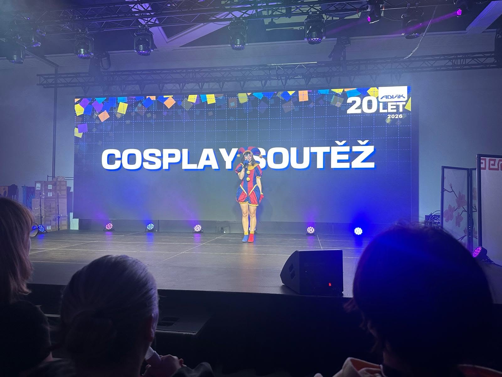 Cosplay soutěž na pódiu před velkou LED stěnou